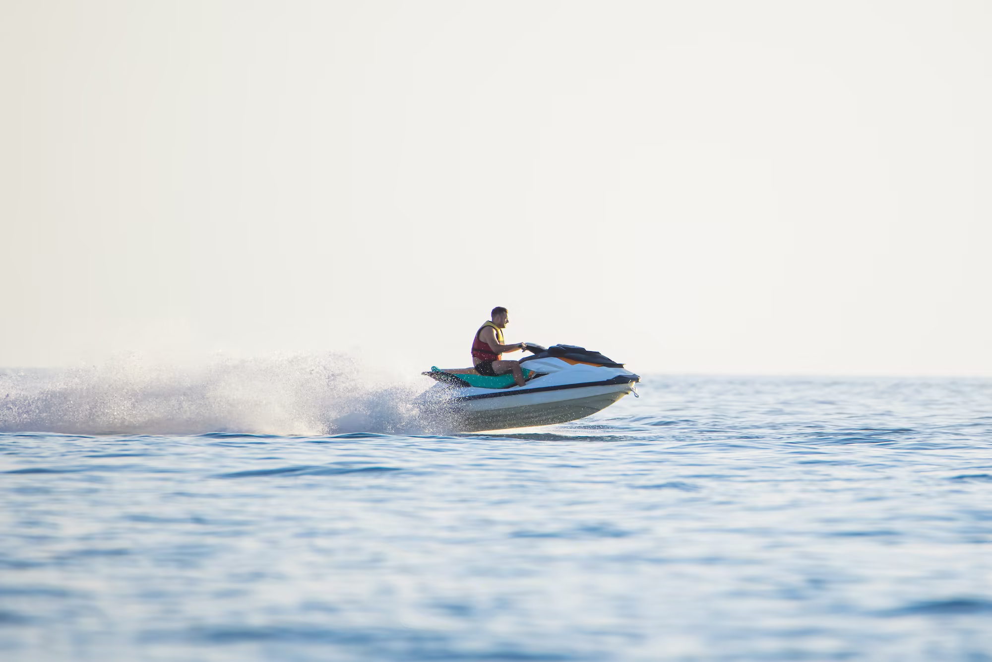 Jetski-Fahrer im goldenen Abendlicht