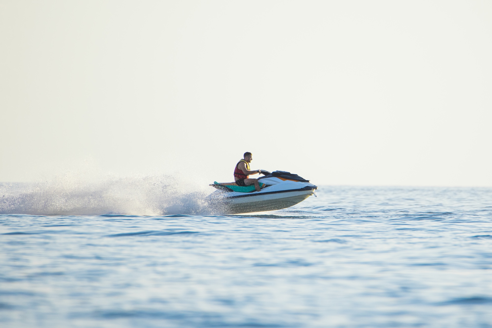 Jetski-Fahrer im goldenen Abendlicht