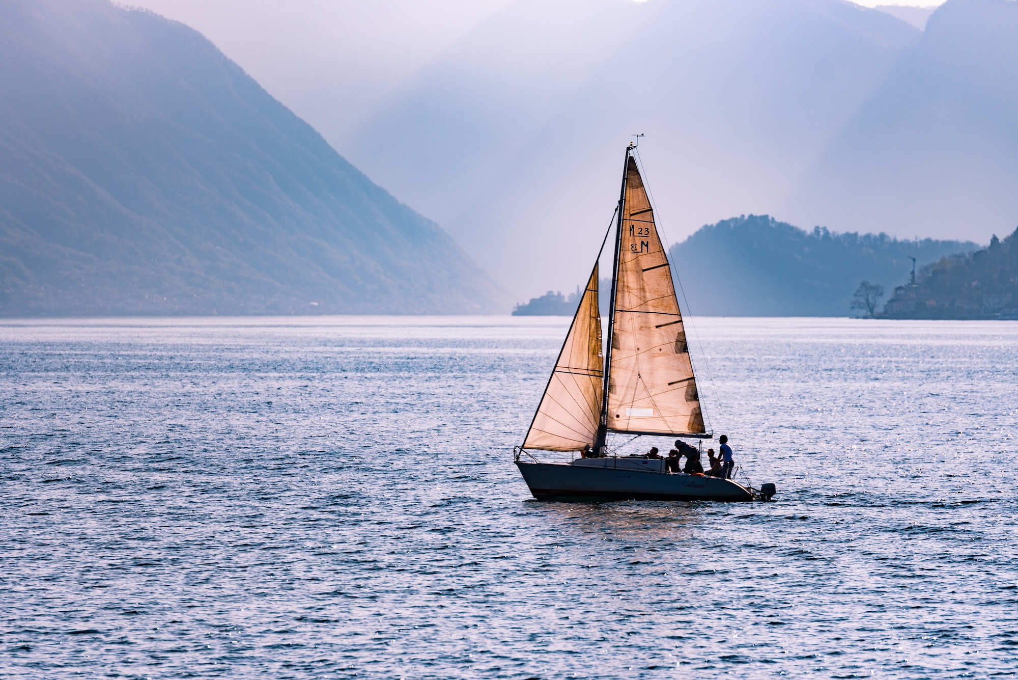 Segelboot vor Bergkulisse