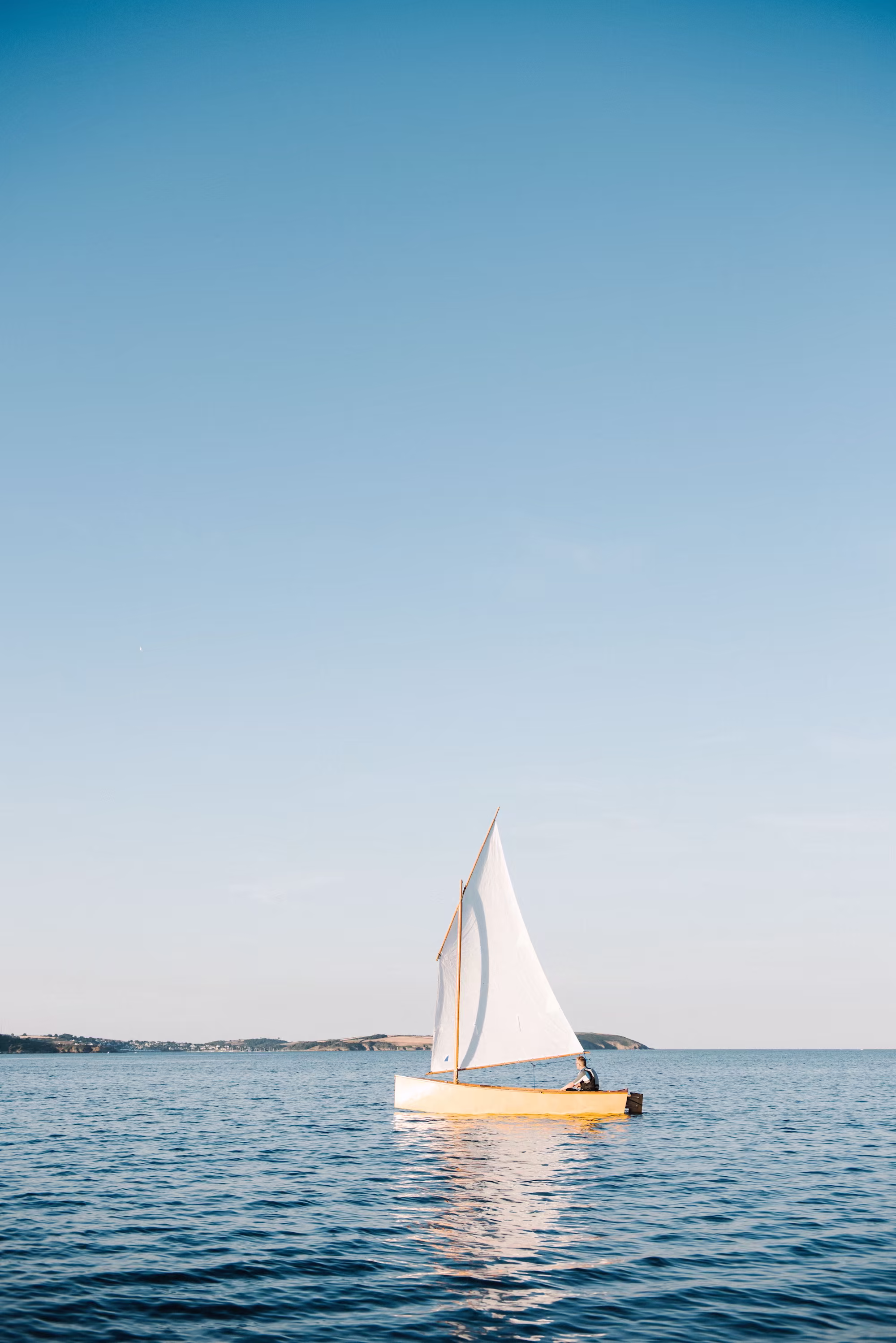 Elektroboot auf ruhigem Wasser in der Morgensonne