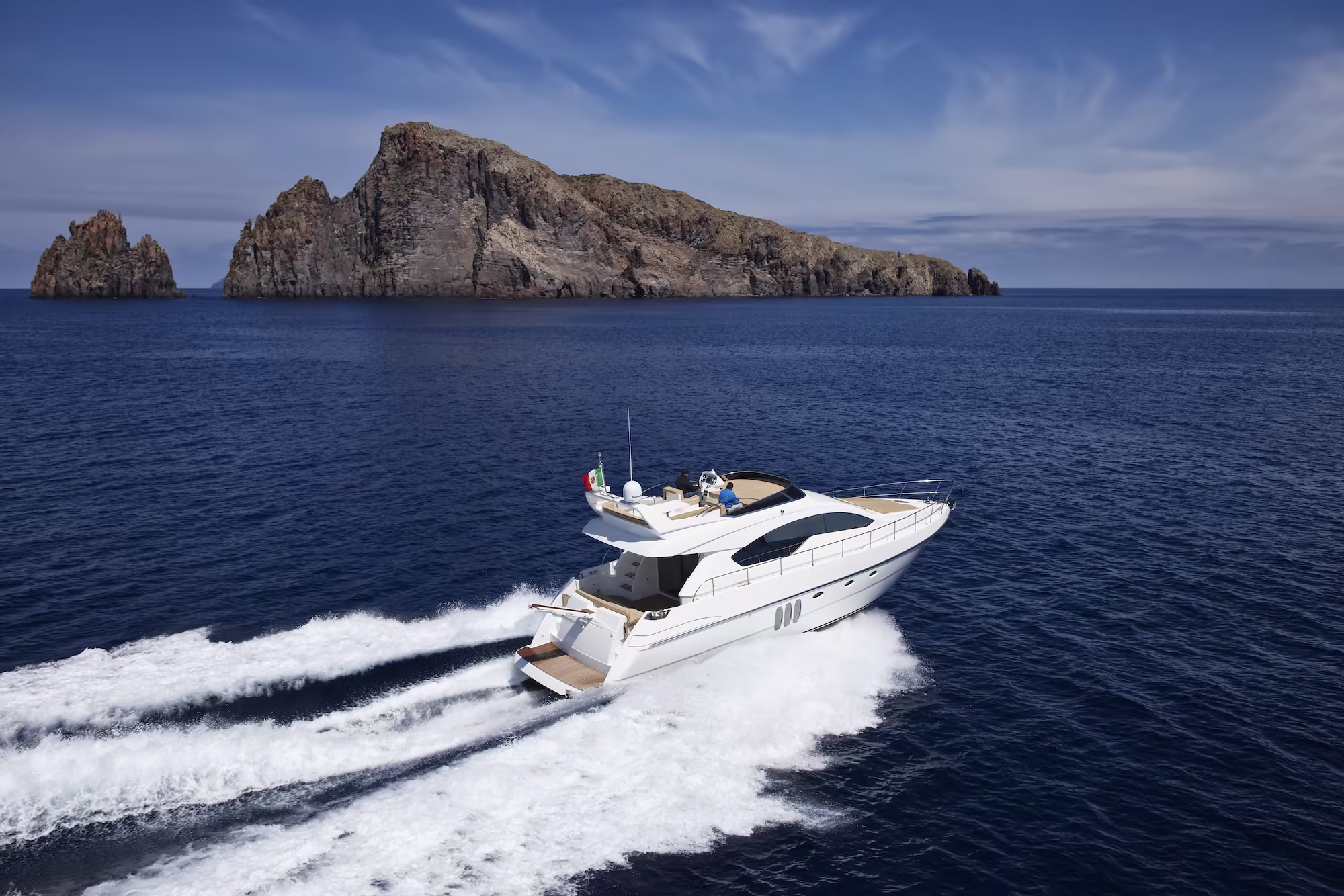 Luxusyacht vor der Küste Siziliens aus der Vogelperspektive