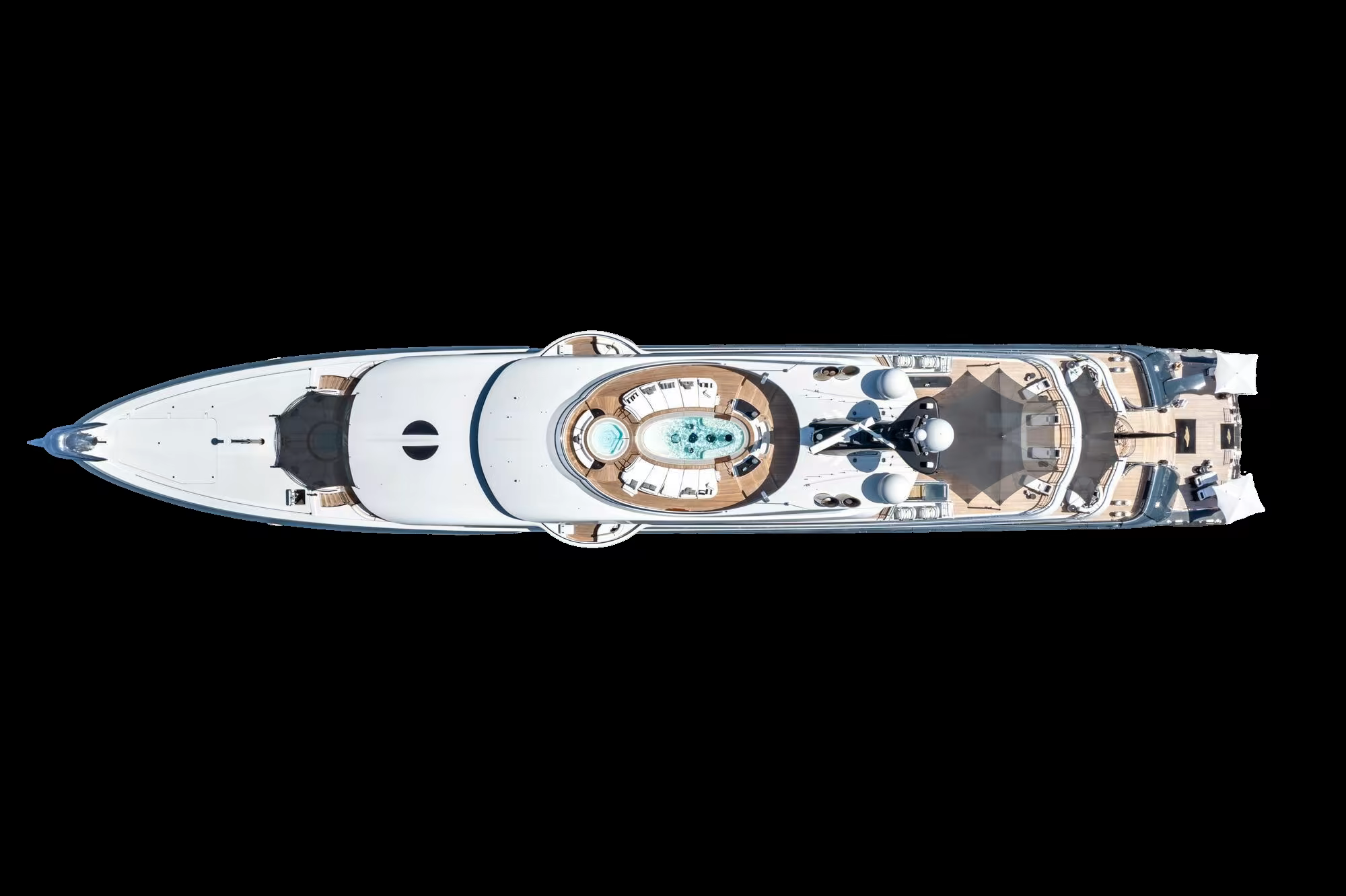 Motoryacht aus der Vogelperspektive entlang einer Mittelmeerküste an einem klaren Sommertag
